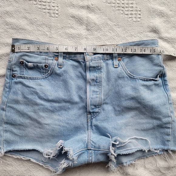 Levi's 501 Cut-Off Casual Summer Denim Jean, Light Wash - Picture 6 of 7